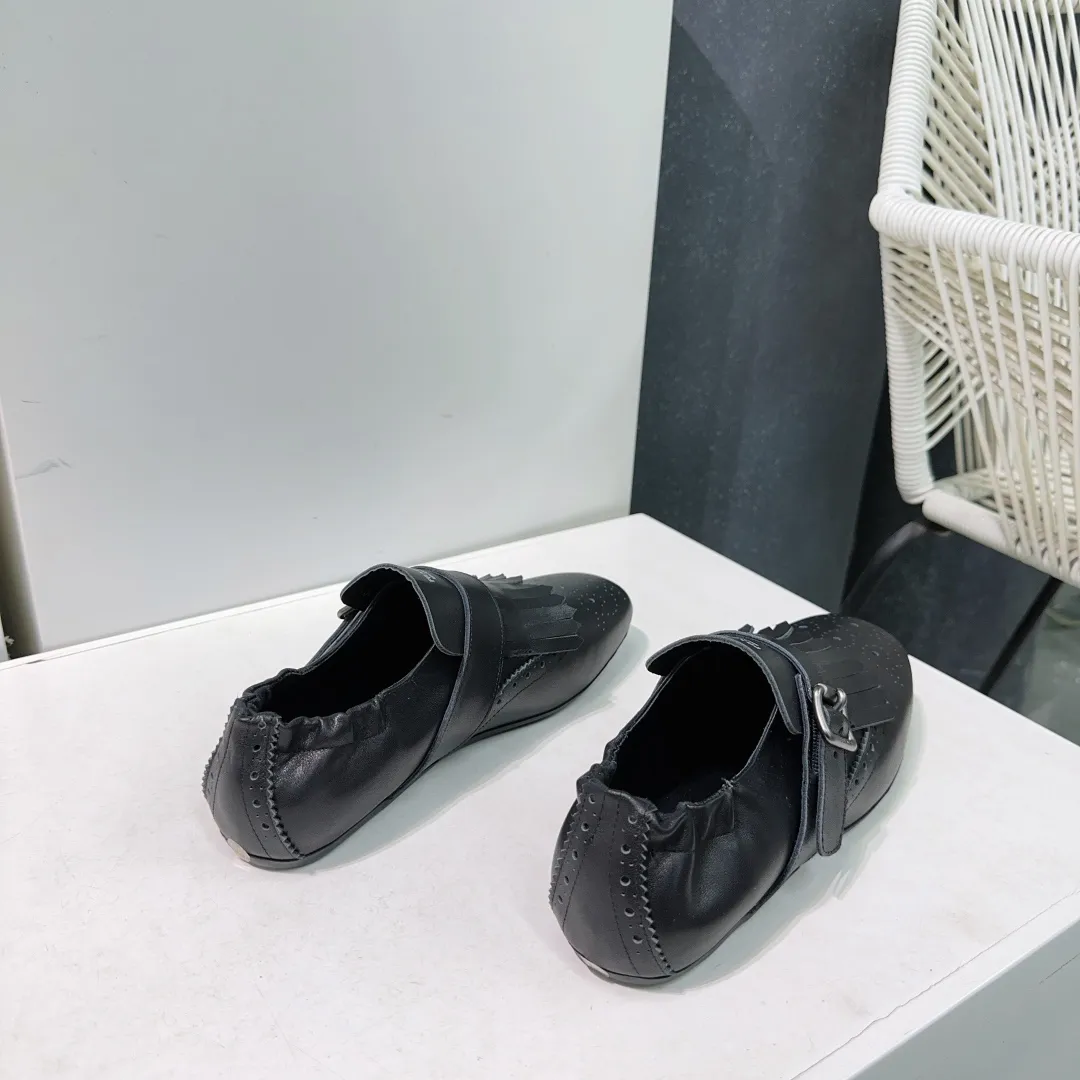 👟👟Ex-factory price 580👟👟! Prada 25 spring and summer catwalk new brogue carved tassel retro loafers and slippers series 🔥 🌟🌟🌟This shoe deliberately presents a classic and retro style, with both masculine temperament and feminine style, forming a binary contrast, highlighting the iconic style of the Prada series. The tassels are crafted using special craftsmanship, and details such as buckles and brogue patterns reveal traditional charm. An unconventional and surprising reinterpretation, the shoe is re-launched in a more fashionable design. The upper is made of imported calfskin, the lining is sheepskin, and the original molded rubber sole. Number of yards: 35-40 (40 pieces are non-refundable). Comes with original packaging.